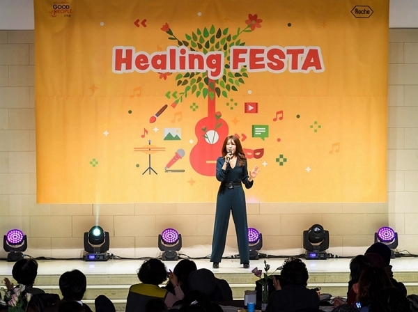 배우 전수경과 환자 및 한국로슈 임직원