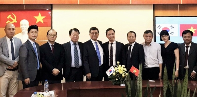 왼쪽 5번째 CJ헬스케어 강석희 대표와 오른쪽 5번째 비메디멕스사 Cuong 대표
