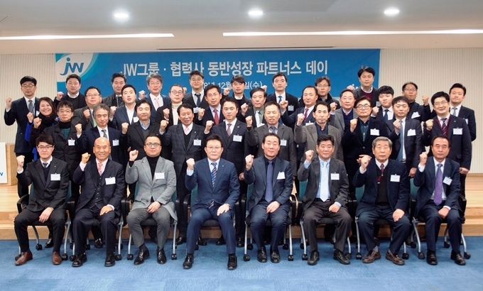 한성권 JW홀딩스 대표(앞줄 좌측에서 네 번째)와 협력사 대표들