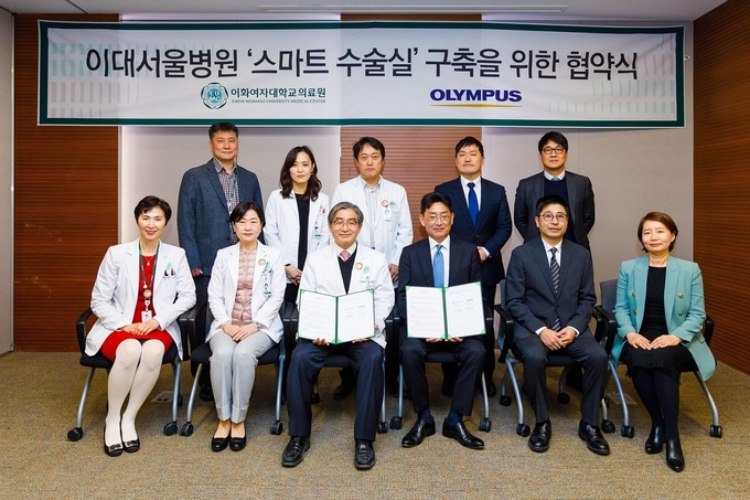 문병인 이화여자대학교 의무부총장 겸 의료원장(앞줄 왼쪽 세번째)과 오카다 나오키 올림푸스한국 사장(앞줄 왼쪽 네번째)을 비롯한 양 기관 관계자들