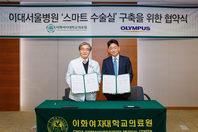 문병인 이화여자대학교 의무부총장 겸 의료원장과 오카다 나오키 올림푸스한국 사장