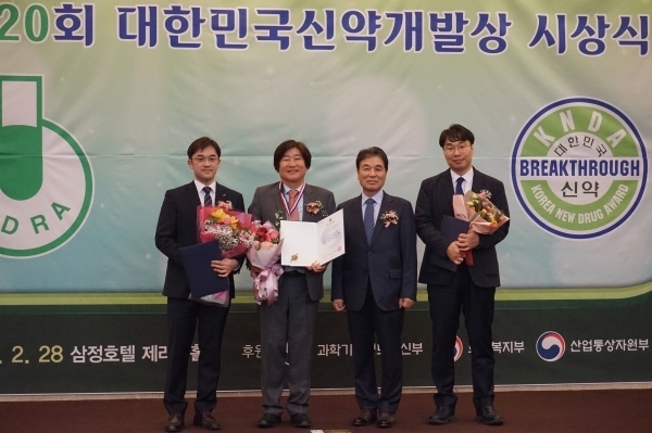 복지부 표창을 수상한 CJ헬스케어 김봉태부장(오른쪽 네번째)