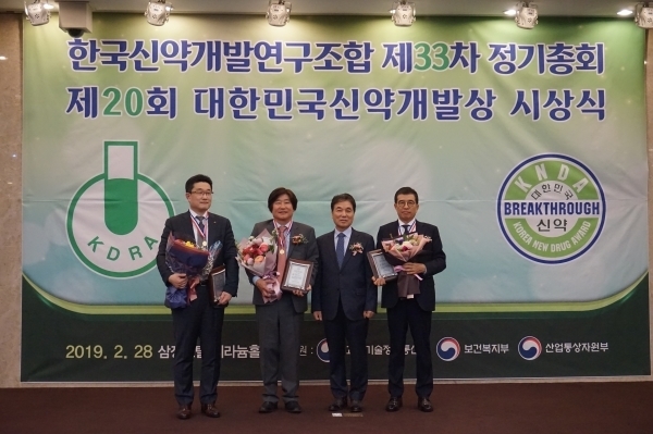 신약개발상 대상을 수상한 CJ헬스케어 강석희 대표이사(오른쪽 네번째)