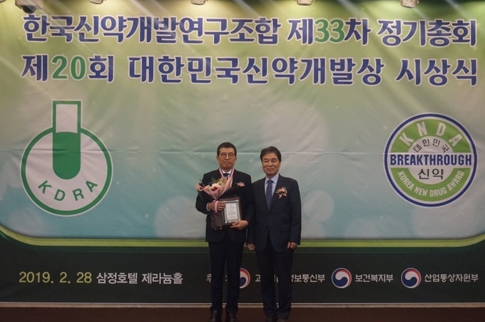 .(왼쪽) CJ헬스케어 강석희 대표이사 (오른쪽) 한국신약개발조합 김동연이사장
