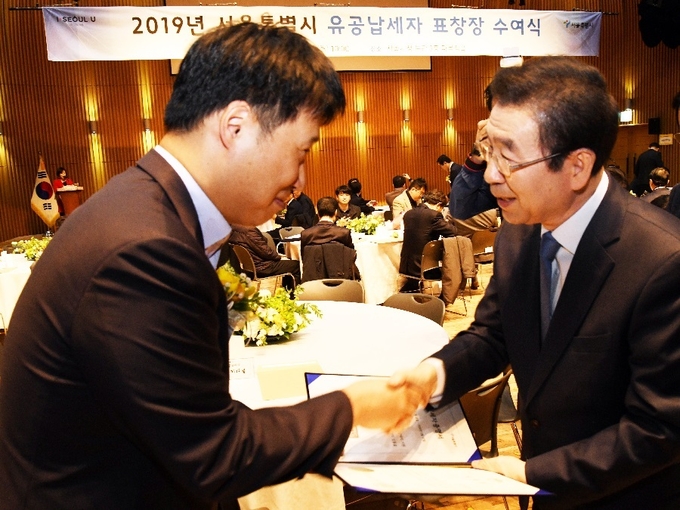 한미약품 이재형 회계팀장(左)과 박원순 서울시장