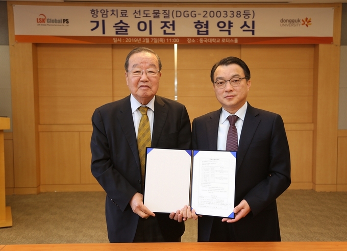 1 LSK NRDO 이영작 대표(왼쪽)와 동국대학교산학협력단 김대영 단장