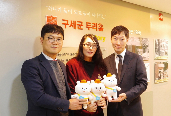 한국유씨비제약 최현범 부장(좌), 김대영 과장(우)과 구세군두리홈 한미영사무국장(가운데)