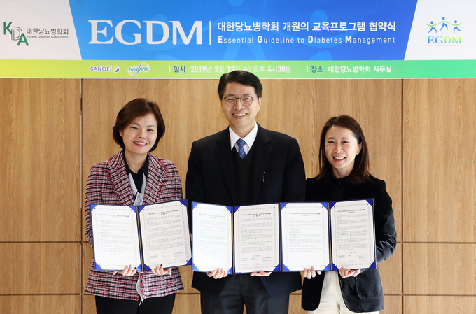 좌측부터 사노피제약사업부 배경은 대표, 대한당뇨병학회 박경수 이사장, 한독 조정열 사장