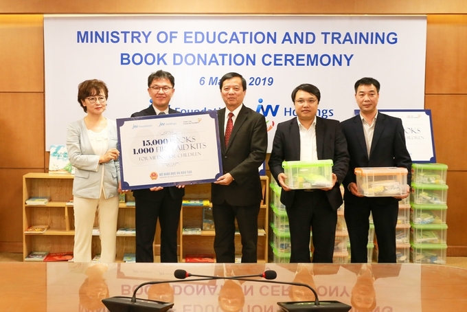 좌로부터 장은숙 한국아시아우호재단 베트남 지부장, 이종훈 중외학술복지재단 사무국장, 팜 치 끄엉(Pham Chi Cuong) 베트남 교육훈련부 국제협력국 부국장 등 관계자들