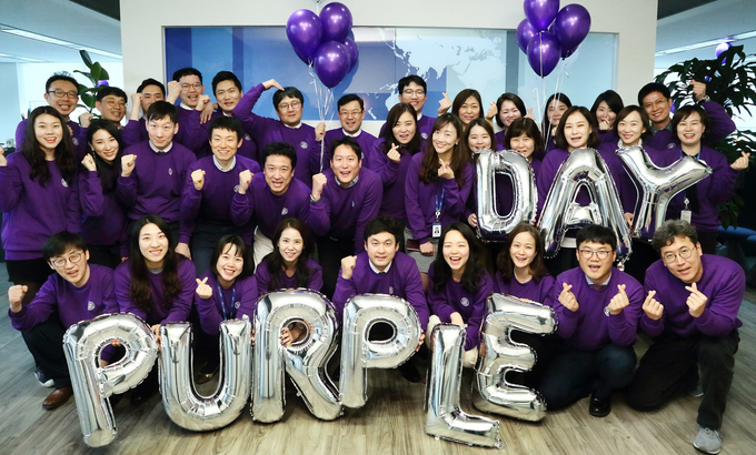 한국유씨비제약 임직원들의 '퍼플데이' 기념 촬영.