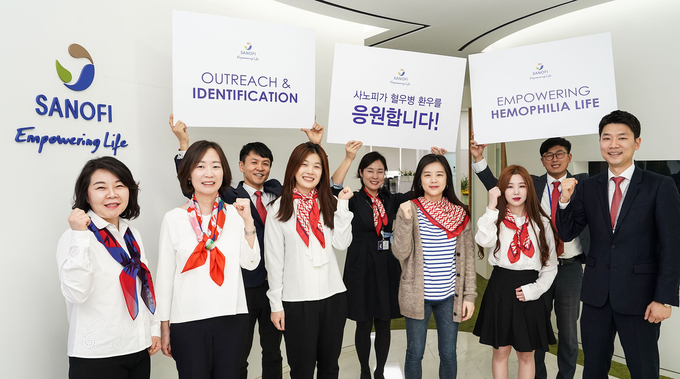 박희경 사노피 젠자임 한국사업부 대표와(왼쪽) 임직원들