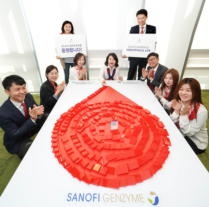 박희경 사노피 젠자임 한국사업부 대표와(가운데) 희귀혈액질환 사업부 임직원들