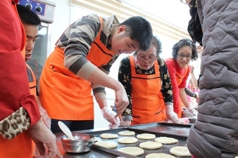체육 및 제빵 체험 행사에 참여 중인 장애우와 가족 (사진 제공: 명도복지관)