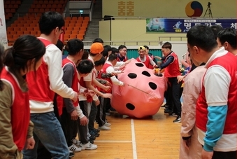 체육 및 제빵 체험 행사에 참여 중인 장애우와 가족 (사진 제공: 명도복지관)