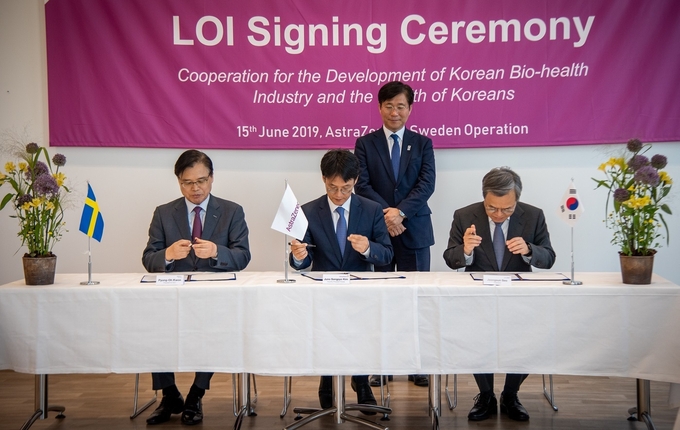 성윤모 산업통상자원부 장관이 지켜보는 가운데, 권평오 대한무역투자진흥공사 사장(왼쪽), 김상표 한국아스트라제네카 사장(가운데), 서정선 한국바이오협회 회장(오른쪽)