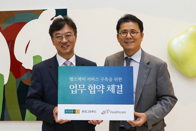 (왼쪽)현대그린푸드드 박홍진 사장과 SCL헬스케어 이경률 회장