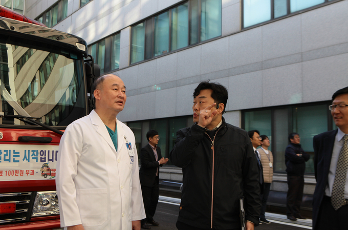 구영 서울대치과병원장(왼쪽)과 종로소방서 김현성 대원