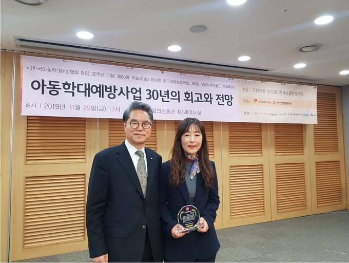 좌 한국아동학대예방협회 이배근회장, 우 한국로슈진단 황예경 본부장