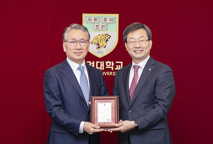 (좌측)신임 김영훈 고려대 의무부총장 겸 의료원장과 (우측)정진택 고려대 총장)