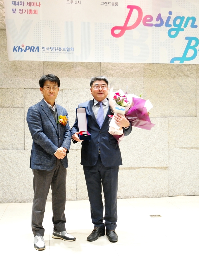 좌측부터 데일리메디 안순범 대표이사, 임성규 서울성모병원 홍보팀장