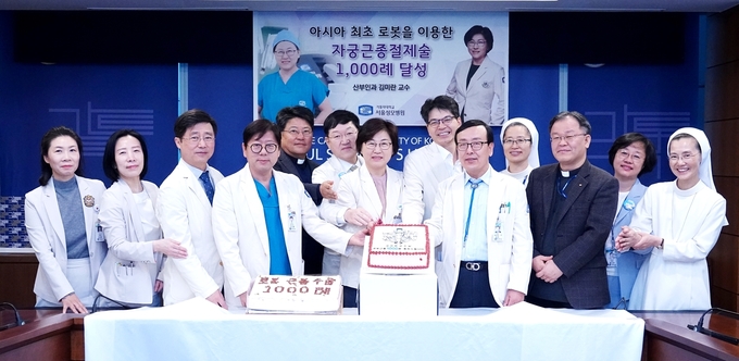 좌측 세 번째부터 이해진 마취통증의학과장, 이지열 로봇수술센터장, 이남 행정부원장 신부, 김용식 병원장, 김미란 교수, 민창기 진료부원장, 김정수 갑상선암센터장, 박현숙 간호부원장 수녀, 이요섭 영성부원장 신부