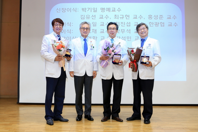 왼쪽부터 김순일 장기이식센터 소장, 이병석 세브란스병원장, 간센터 한광협 교수, 외과 최진섭 교수