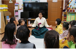 홍경자 이야기할머니 활동모습 (울릉군 남양초등학교병설유치원)