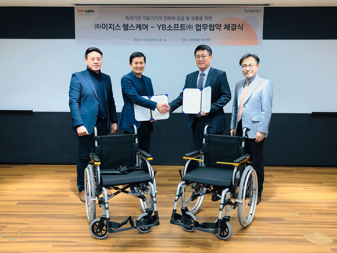 왼쪽부터 이지스헬스케어 임해민상무이사, 와이비소프트 유영배대표이사, 이지스헬스케어 김승수대표이사, 와이비소프트 지현진상무이사