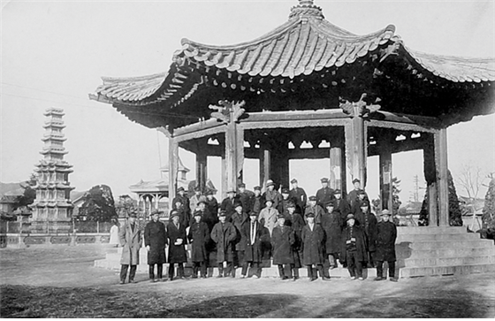 파고다공원을 찾은 경성의학전문학교 학생들