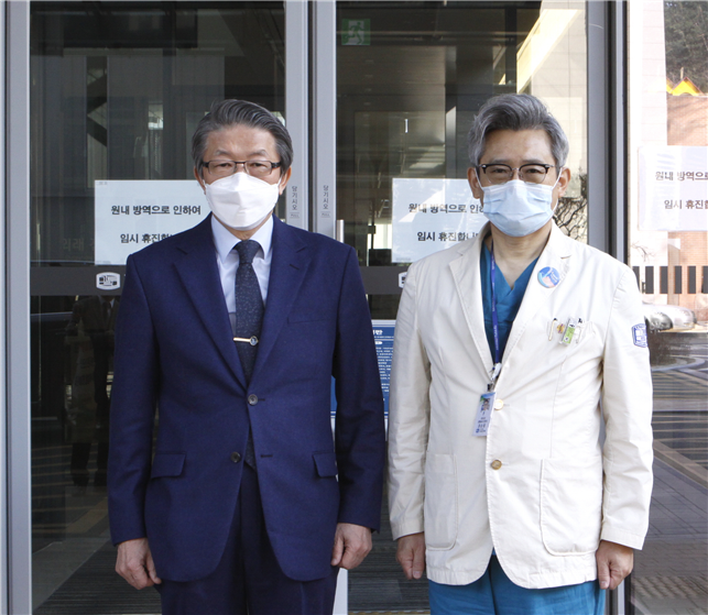 임영진 대한병원협회장(좌)과 권순용 은평성모병원장