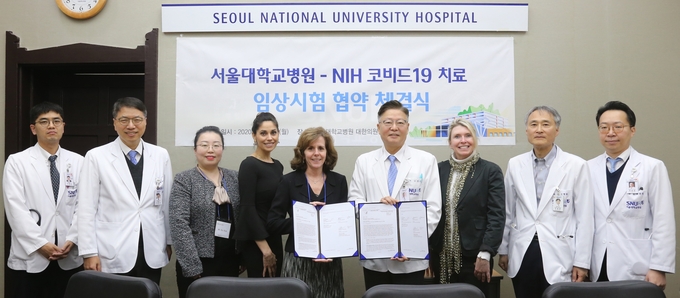 왼쪽 다섯 번째부터 NIH 메리 스몰스키(Mary C. Smolskis) 임상시험 해외 매니저(Clinical Research Oversight Manager), 김연수 서울대병원장