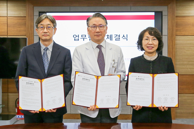 좌측부터 김형찬 고대민족문화연구원장, 김영훈 고려대 의무부총장, 최희윤 KISTI 원장