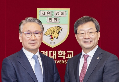 정진택 총장(우측)과 김영훈 의무부총장