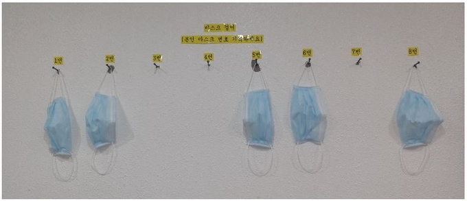 재사용을 위해 수술실 입구에 마스크 걸이를 만들어 놓은 모습