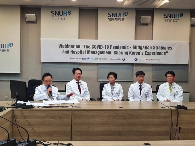 (왼쪽부터) 박경우 의료혁신실장, 감염내과 최평균 교수, 소아청소년과 감염분과 최은화 교수, 진단검사의학과 박재현 교수, 국제진료센터 박진균 교수