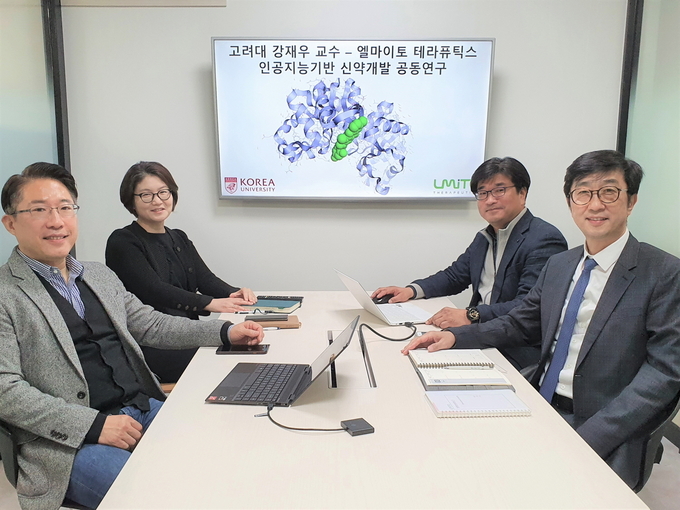 왼쪽부터 강재우 고려대 컴퓨터학과 교수, 엘마이토 테라퓨틱스 이은주 상무, 홍용래 부사장, 이휘성 대표