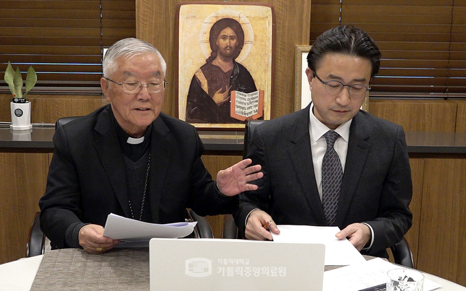교황청 ‘온전한 인간 발전 촉진 부서’의 코로나19 관련 화상회의에 한국 대표로 참석 중인 유수일 주교와 최정현 교수