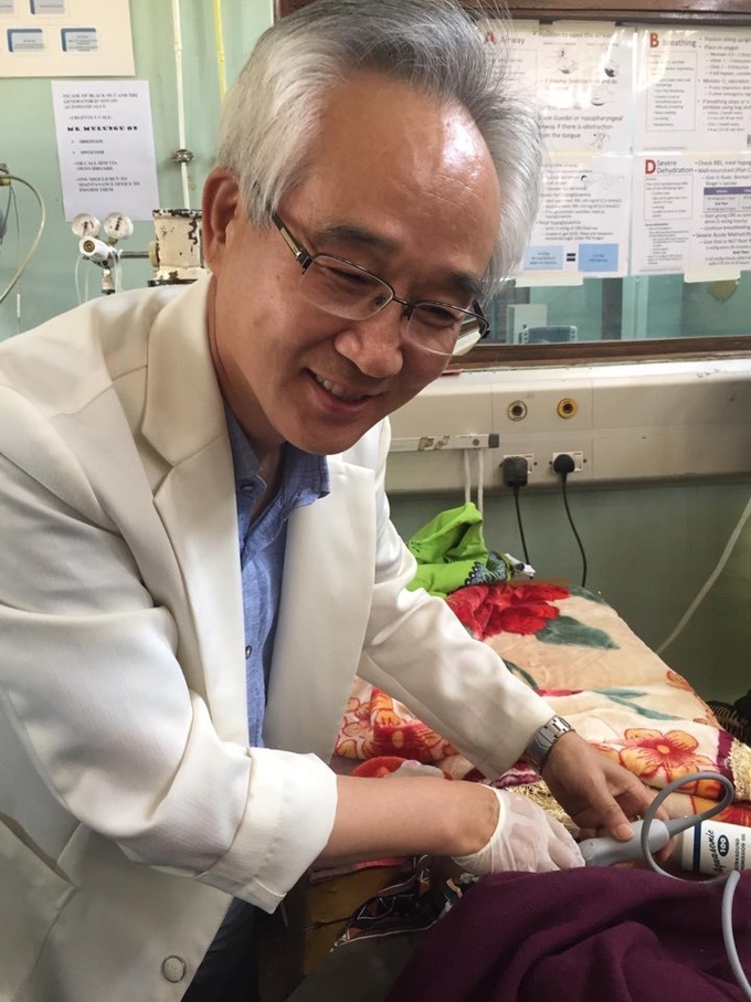 말라위 현지에서 의료활동 중인 최재걸 명예교수