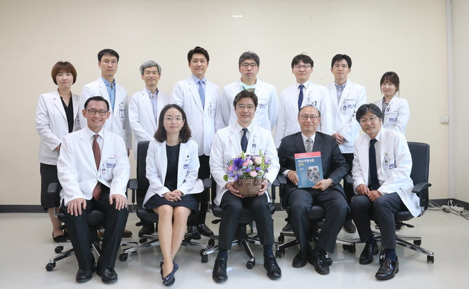윗줄 왼쪽부터 : 고은정 (소아신경외과) 이우형 (소아재활의학과) 홍순범 (소아정신건강의학과) 임영재 (소아비뇨기과) 피지훈 (소아신경외과) 김경현 (소아신경외과) 심영보 (소아신경외과) 현성은 (소화재활의학과) 교수 아랫줄 왼쪽부터: 박관진 (소아비뇨기과) 이지연 (소아신경외과) 김한석 (어린이병원장) 왕규창 (소아신경외과) 김승기 (소아신경외과) 교수