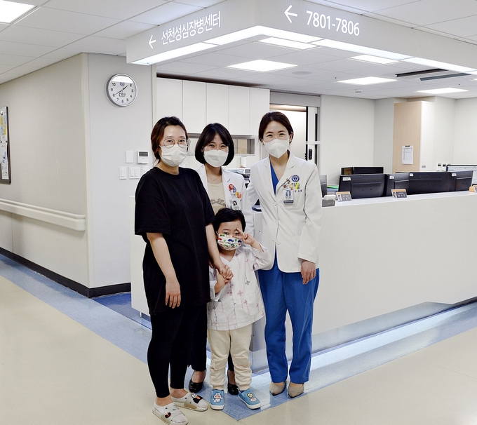 왼쪽부터 박군 어머니, 김아영 교수, 신유림 교수, 박군이 함께 기념촬영을 하고 있다.