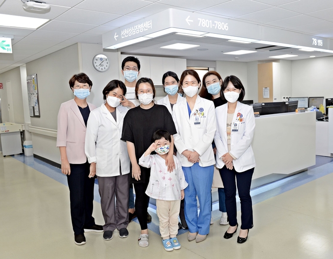 심장이식 수술을 받은 박군과 어머니(사진 앞줄 가운데), 의료진들이 함께 기념촬영을 하고 있다.