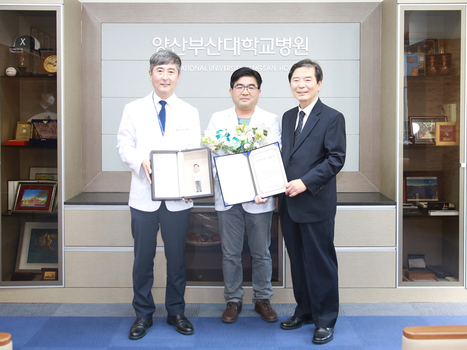 왼쪽부터 양산부산대병원 김대성 원장, 류지호 센터장, 한국장기조직기증원 조원현 상임기관장
