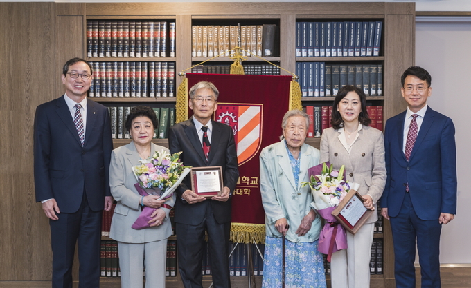* 사진1 : 왼쪽부터 김중훈 고려대 공과대학장, 한민홍 전 고려대 교수 부부, 故윤동석 교수 부인 박원균 여사, 故윤동석 교수 딸 윤덕훈 대전대 교수, 이준호 고려대 사업부학장