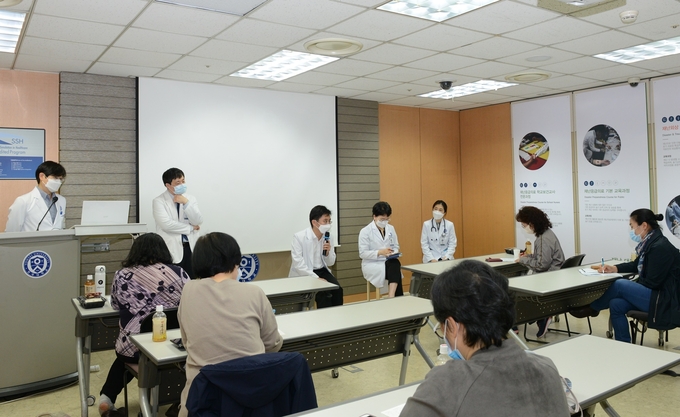 염준섭 감염내과 교수, 정현수 재난의료교육센터 소장, 강지만 소아청소년과 교수, 박은숙 감염관리팀장, 안진영 감염내과 교수가 교사들의 질문에 답하고 있다.