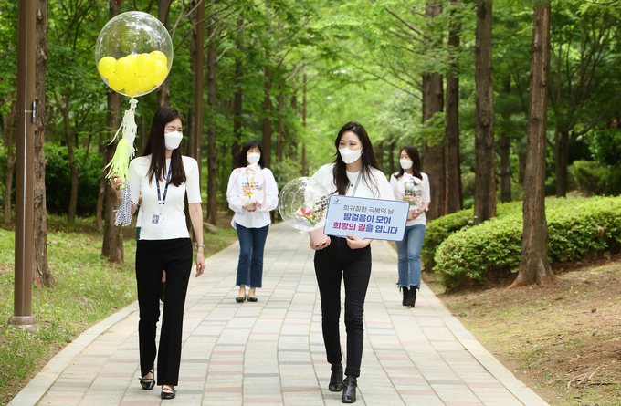 5월 21일 서초구 반포동에 위치한 ‘피천득산책로’에서 제6회 착한걸음 6분걷기 캠페인에 참여하고 있다.
