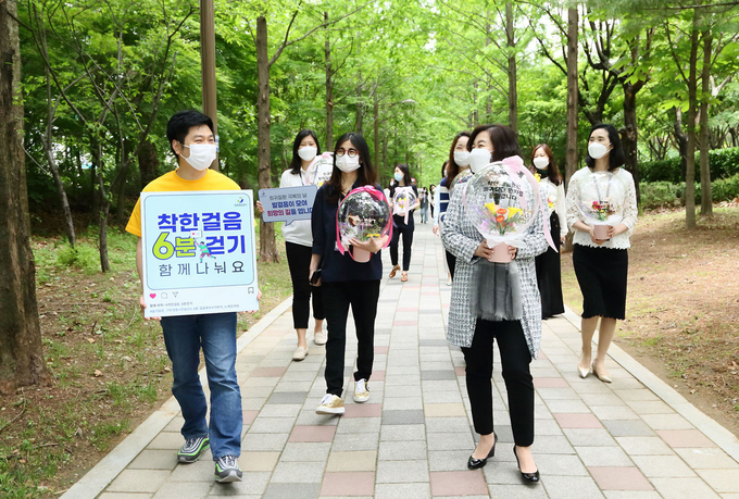 5월 21일 서초구 반포동에 위치한 ‘피천득산책로’에서 제6회 착한걸음 6분걷기 캠페인에 참여하고 있다.