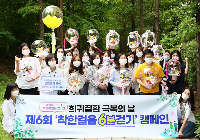 5월 21일 서초구 반포동에 위치한 ‘피천득산책로’에서 제6회 착한걸음 6분걷기 캠페인에 참여하고 있다.