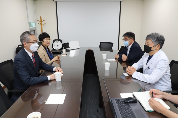 이상훈 대한치과의사협회장(왼쪽에서 첫번째)과 서병무 서울특별시 장애인치과병원장(오른쪽에서 첫번째)