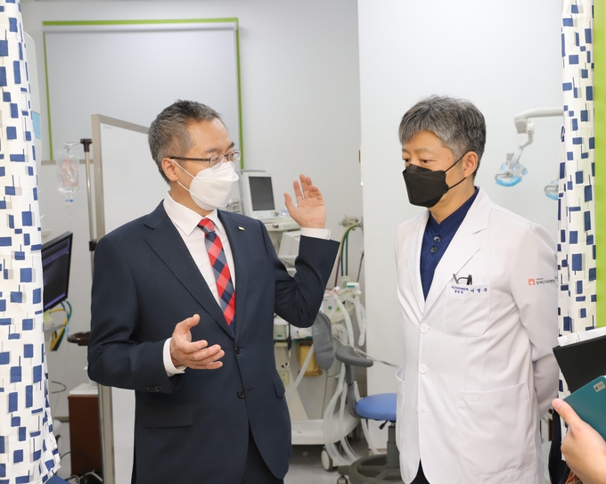 이상훈 대한치과의사협회장(왼쪽)과 서병무 서울특별시 장애인치과병원장
