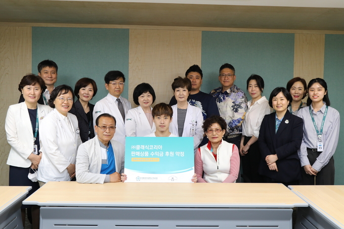 이승훈씨(앞줄 왼쪽에서 네 번째)와 박은애 소아청소년과 교수(뒷줄 왼쪽에서 네 번째)와 유경하 이화의료원장(뒷줄 왼쪽에서 다섯 번째) 등 기부 약정 협약식 참석자들
